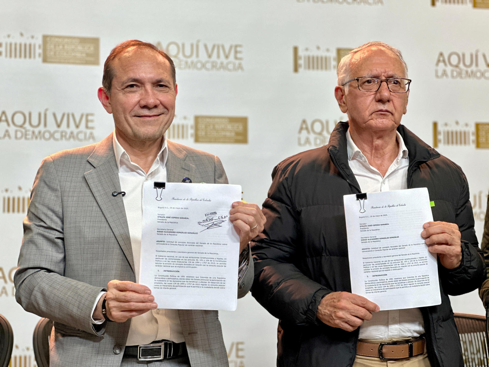Fotografía cedida por la oficina de prensa del Ministerio de Trabajo donde aparecen el ministro de esa cartera, Antonio Sanguino (i), y el ministro de Salud, Guillermo Alfonso Jaramillo, en Bogotá (Colombia). EFE/ Ministerio De Trabajo