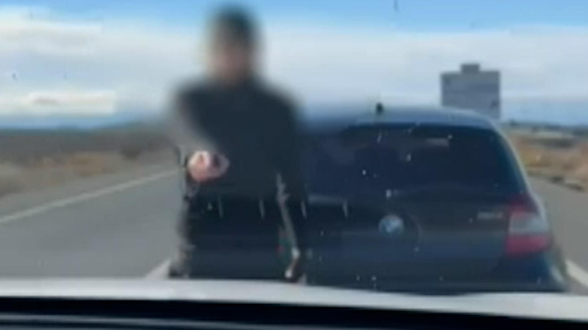 La Guardia Civil ha investigado a un joven de 26 años como presunto autor de un delito de conducción temeraria al poner en peligro a otros usuarios de la vía, dado que amenazó a otro vehículo mientras circulada por la carretera N-232, a su paso por el término municipal de Alfaro (La Rioja). EFE/ Guardia Civil SOLO USO EDITORIAL/SOLO DISPONIBLE PARA ILUSTRAR LA NOTICIA QUE ACOMPAÑA (CRÉDITO OBLIGATORIO)
