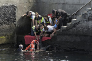 LA RESTINGA (EL HIERRO), 28/05/2025.- Cuatro mujeres y tres niñas de entre cuatro y 16 años han muerto y un bebé ha desaparecido al volcar un cayuco con unos 160 ocupantes en el puerto de La Restinga (El Hierro), cuando sus ocupantes se disponían a desembarcar, según informan la Delegación del Gobierno y el 112. La cifra de muertos, por el momento sigue siendo provisional, porque se sigue revisando la embarcación y la zona del naufragio por si hubiera alguna víctima más, ha dicho en el muelle el presidente de Canarias, Fernando Clavijo, que se encontraba este jueves en El Hierro y ha acudido al puerto nada más conocer la tragedia. EFE/ Gelmert Finol