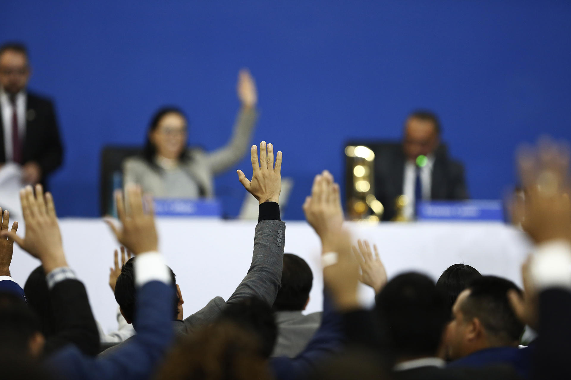 Diputados votan a mano alzada en una sesión plenaria este 20 de mayo de 2025, en Antiguo Cuscatlán (El Salvador). EFE/ Rodrigo Sura