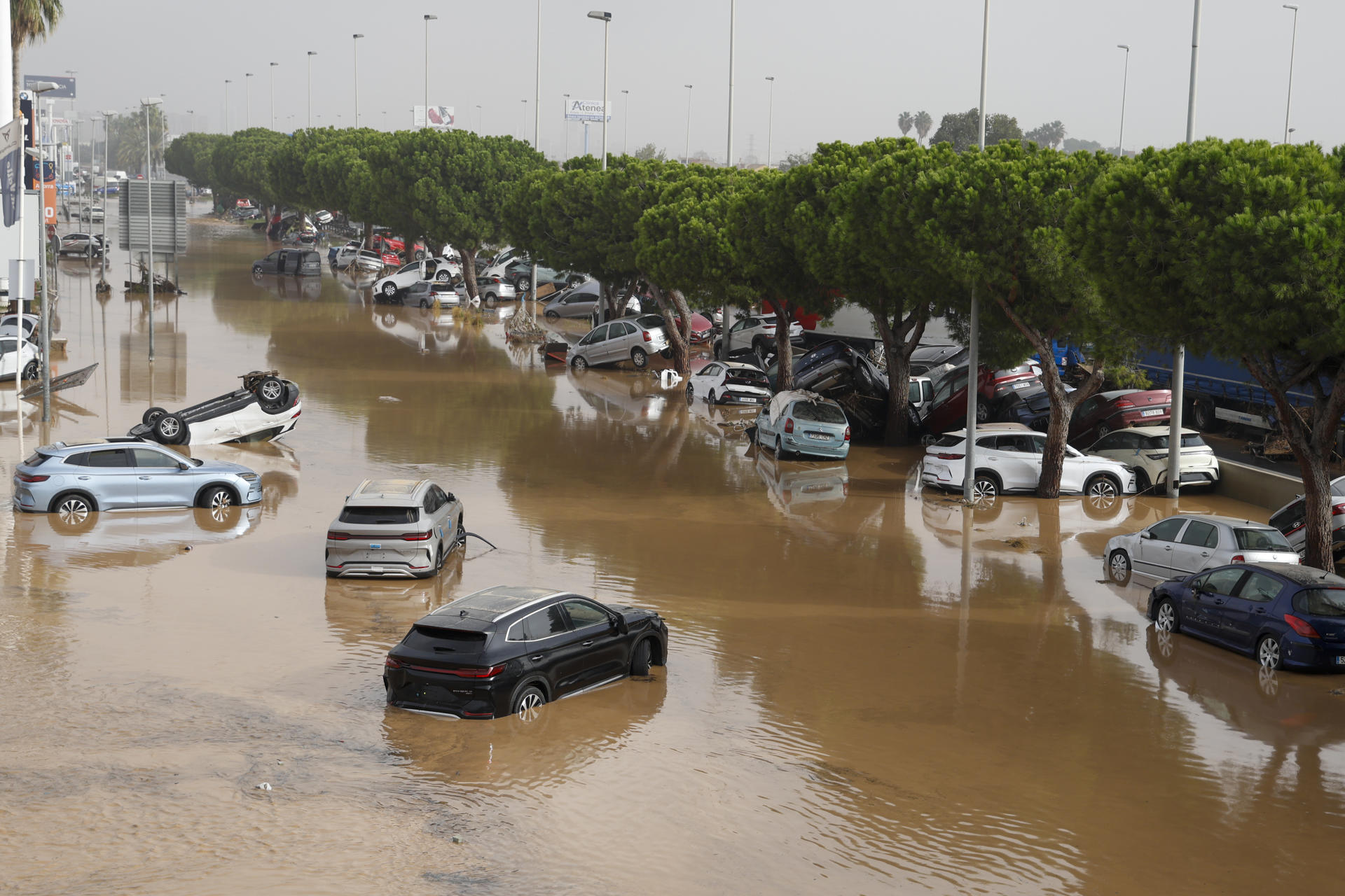 Vista general del polígono industrial de Sedaví anegado a causa de las lluvias torrenciales. EFE/Miguel Ángel Polo