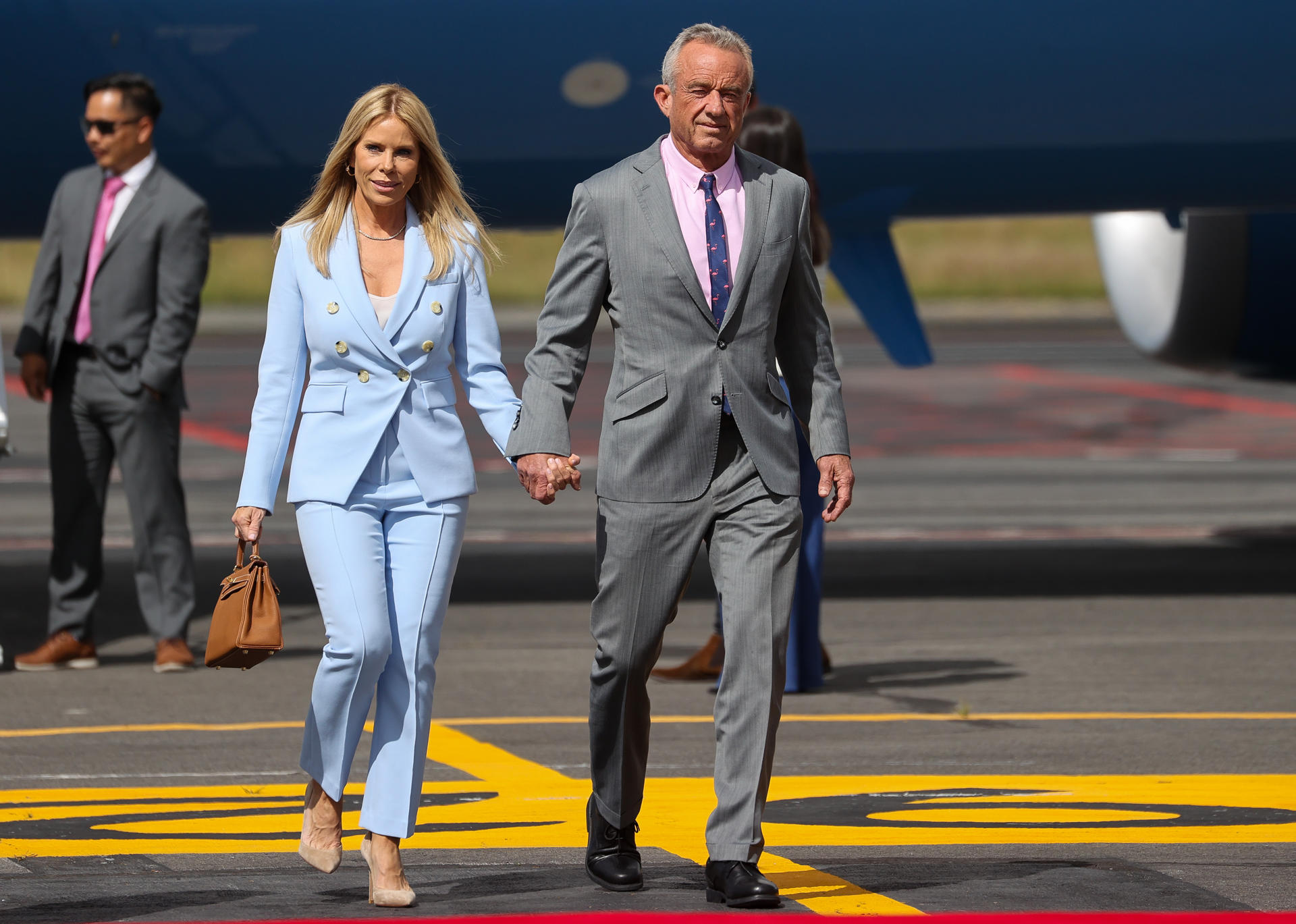 El secretario de Salud y Servicios Humanos de Estados Unidos, Robert F. Kennedy Jr., aparece junto a su esposa, Cheryl Hines, para participar en la investidura presidencial de Daniel Noboa en Ecuador. Este lunes 26 de mayo de 2025, Kennedy inició una visita oficial a Argentina. EFE/José Jácome