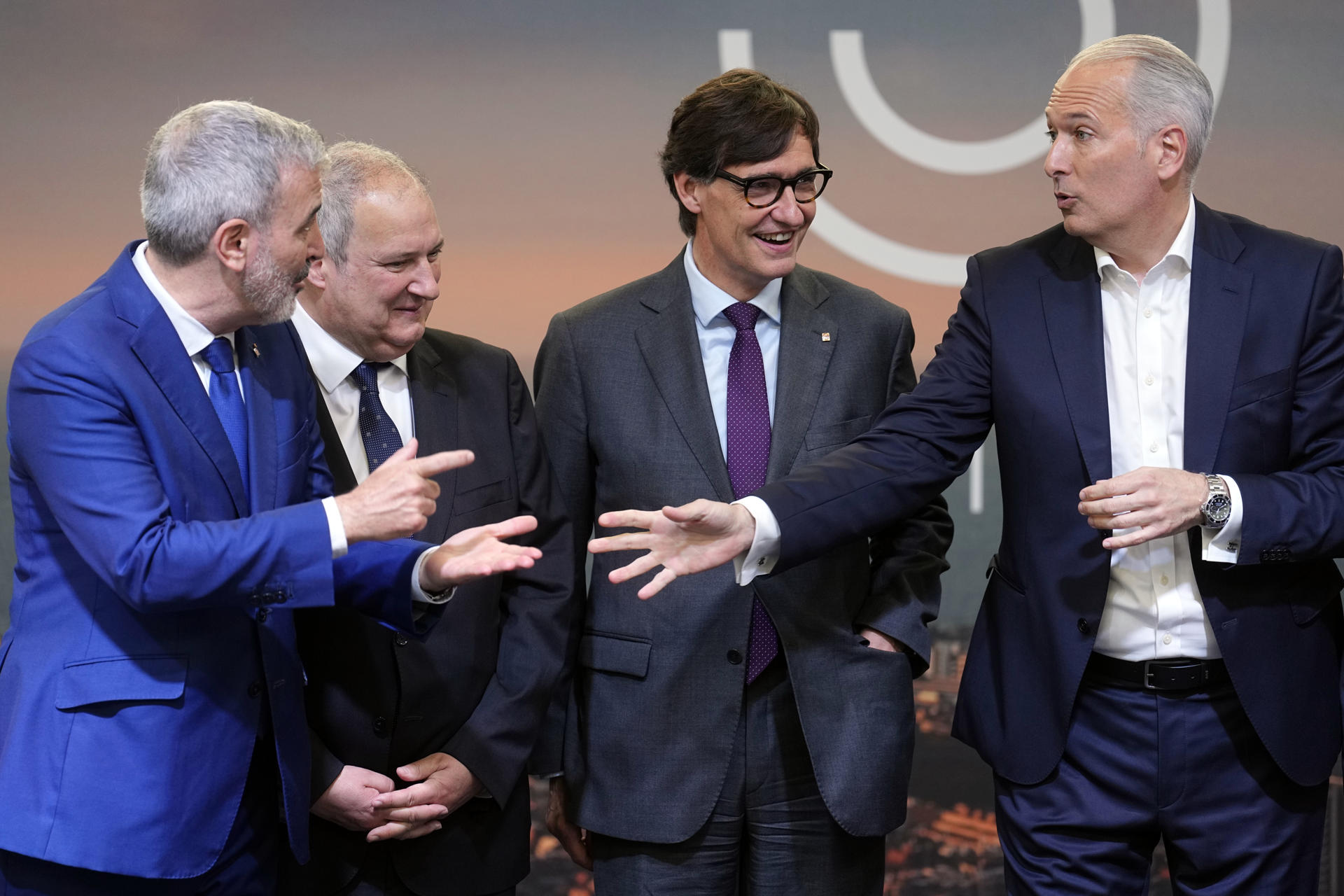 El presidente interino de Seat, Markus Haupt (d), junto al presidente de la Generalitat, Salvador Illa (2d), el ministro de Industria y Turismo, Jordi Hereu (2i), y el alcalde de Barcelona, Jaume Collboni (i), durante el acto de celebración del 75 aniversario de la compañía automovilística Seat, celebrado en el marco del salón Automobile Barcelona. EFE/Enric Fontcuberta