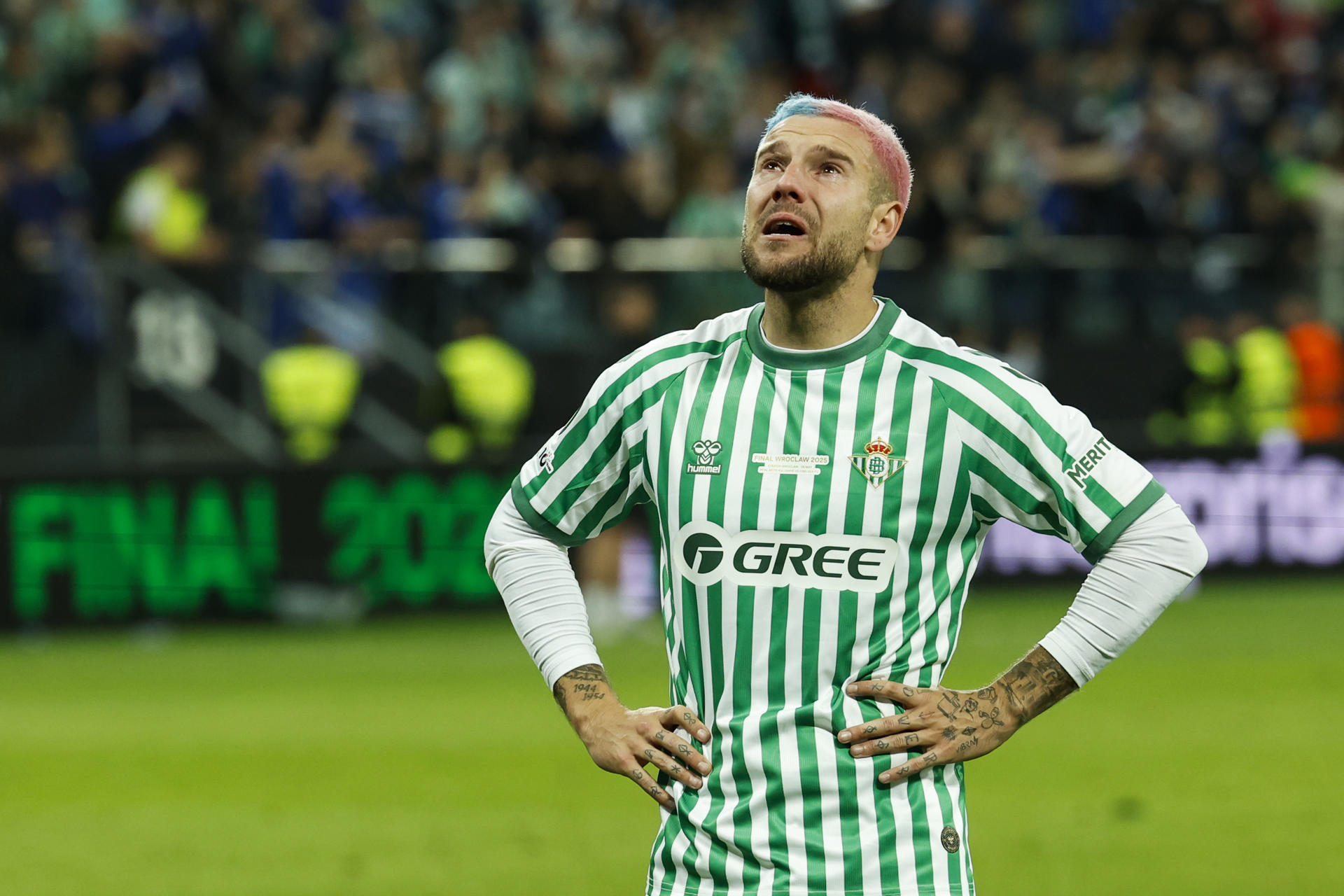 El defensa del Betis Aitor Ruibal reacciona al final del partido final de la UEFA Conference League entre el Real Betis y el Chelsea FC en Wroclaw, Polonia 28 May 2025. EFE/Julio Munoz
