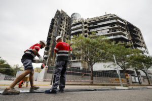 Transcurridos 193 días desde el incendio del edificio del barrio valenciano de Campanar que dejó diez víctimas mortales, se pusieron en marcha las labores de desescombro. EFE/Biel Aliño