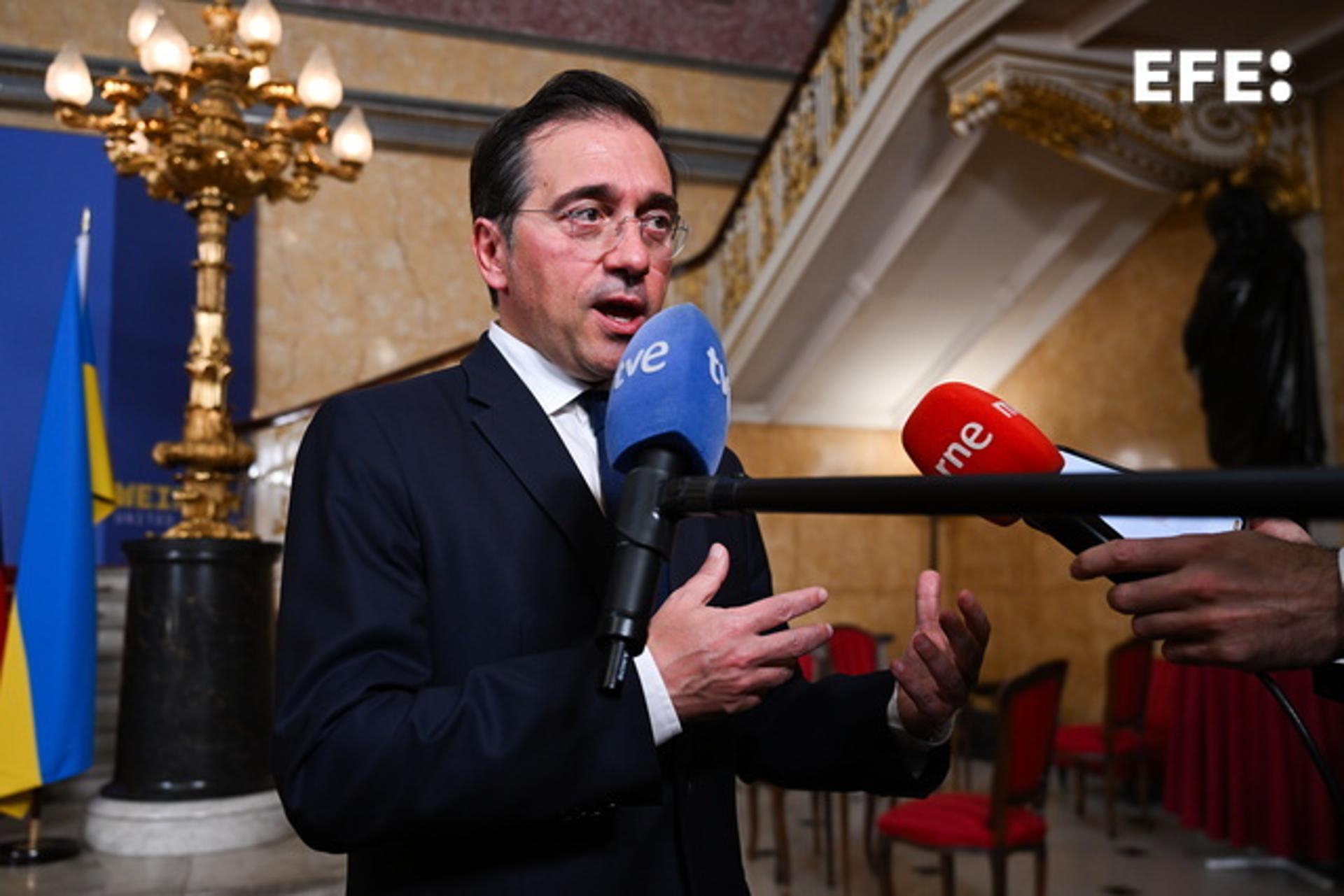 Albares habla a la prensa durante el Weimar+ que se celebra en Londres. EFE/EPA/JAIMI JOY / POOL