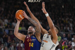 El pívot cavoverdiano Edy Tavares (d), elegido mejor defensor de la Liga Endesa, en la imagen ante el barcelonista Willy Hernangómez. EFE / Alejandro García.
