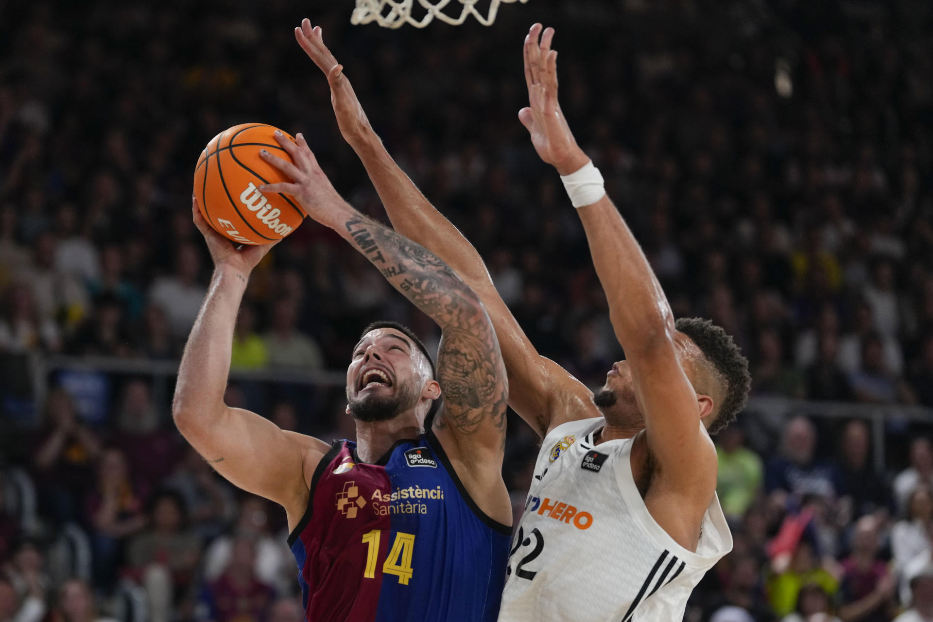 El pívot cavoverdiano Edy Tavares (d), elegido mejor defensor de la Liga Endesa, en la imagen ante el barcelonista Willy Hernangómez. EFE / Alejandro García.