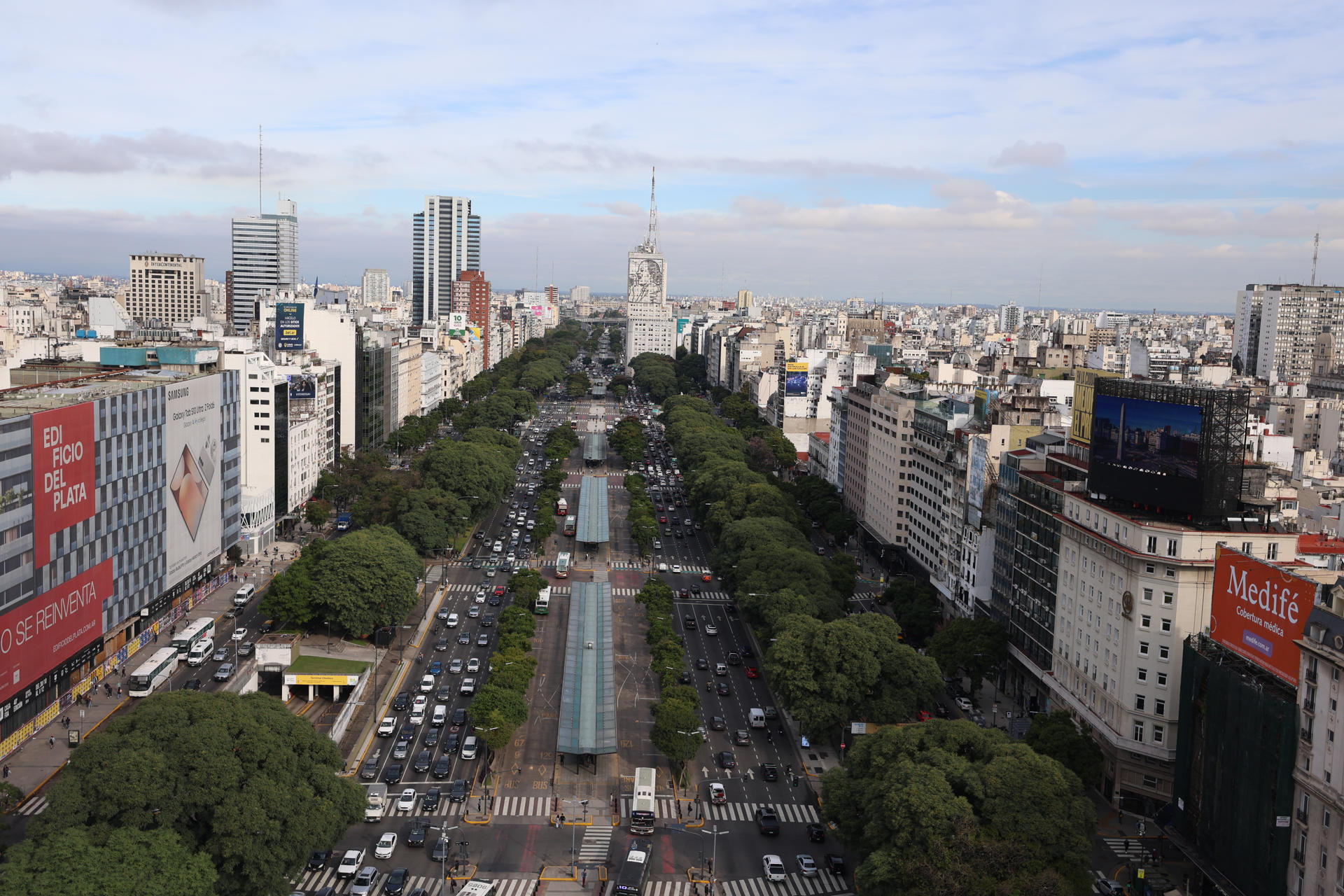 Fotografía de la Avenida 9 de Julio, vista desde el mirador del Obelisco este jueves en Buenos Aires (Argentina). EFE/Matias Martín Campaya