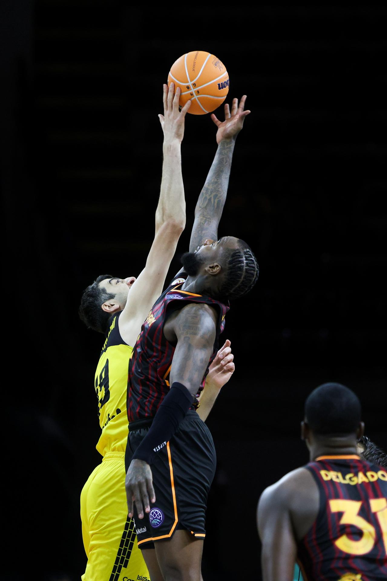 El Galatasaray turco eliminó a La Laguna Tenerife este viernes en semifinales (80-90), con remontada incluida y un doble-doble de 21 puntos y diez rebotes del pívot Ebuka Izundu, por lo que jugará la final de Liga de Campeones FIBA (BCL) este domingo ante el ganador de la eliminatoria entre Unicaja y AEK Atenas en el Sunel Arena de Atenas (Grecia). EFE/EPA/Georgia Panagopoulou