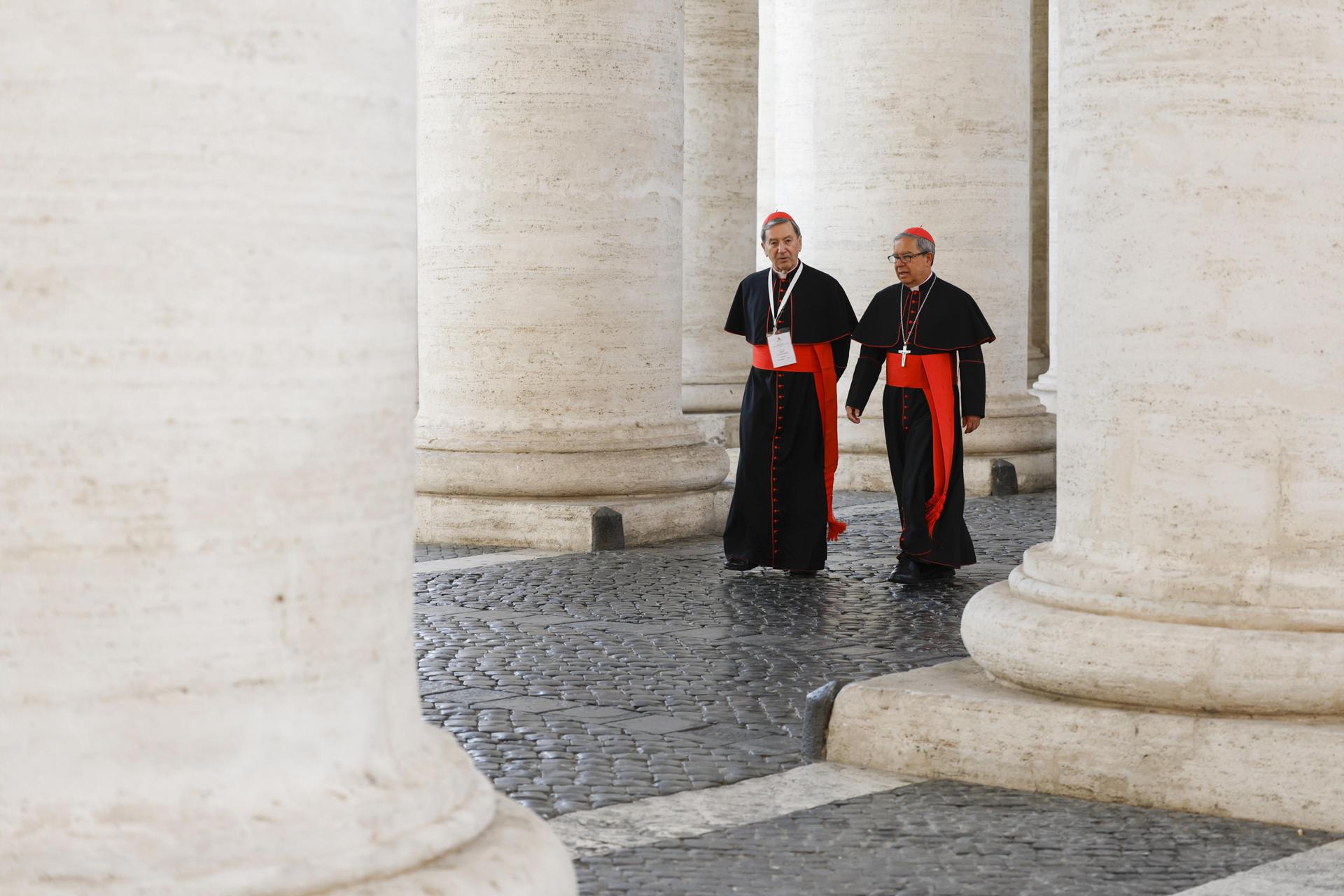 Los cardenales Rubén Salazar Gómez (I) y Luis José Rueda Aparicio llegan a la reunión de la congregación general de cardenales, en la Ciudad del Vaticano, el 6 de mayo de 2025. EFE/EPA/FABIO FRUSTACI