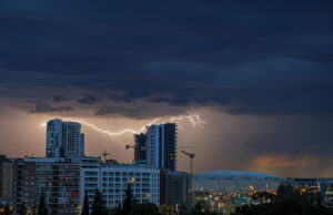Tormenta con rayos este martes en Zaragoza. EFE/JAVIER BELVER