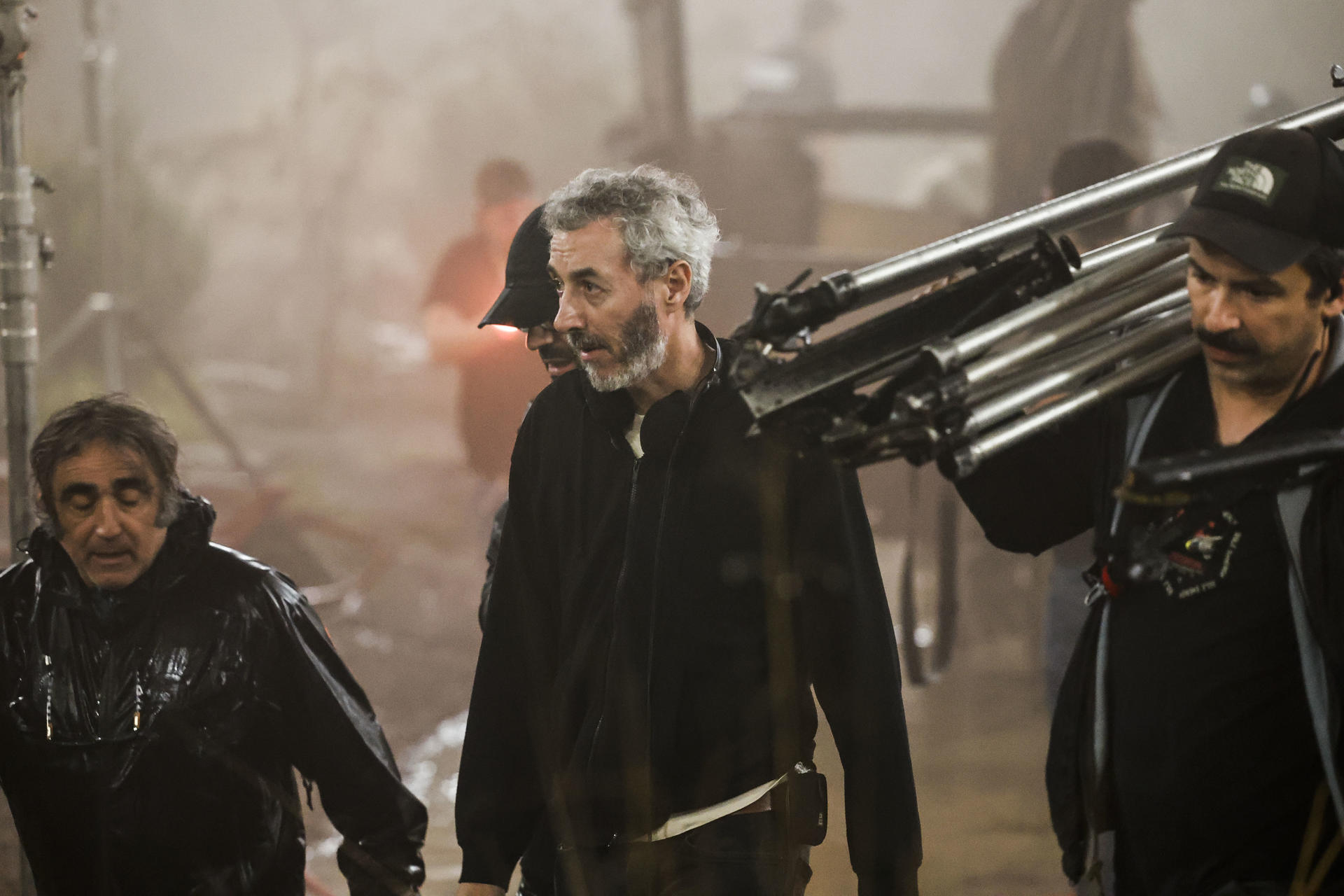 El realizador Igor Legarreta rueda en Bilbao el largometraje 'Inurri itsuak', una adaptación de la novela de Ramiro Pinilla 'Las ciegas hormigas', de la que hablan con EFE su director y los protagonistas, Itziar Ituño y Urko Olazabal. EFE/ Miguel Toña