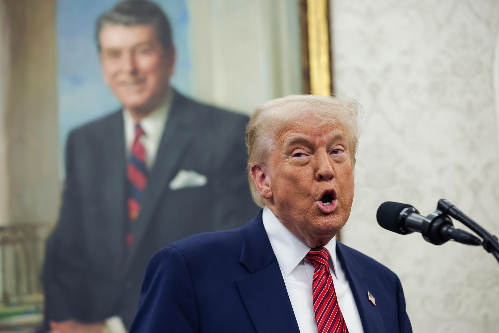 El presidente estadounidense, Donald Trump, habla antes de juramentar al exsenador David Perdue como embajador de Estados Unidos en China en la Casa Blanca, en Washington, DC, EE.UU., el 7 de mayo de 2025. EFE/SAMUEL CORUM / POOL