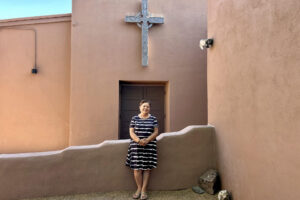 Fotografía de la activista salvadoreña Dora Rodríguez posando durante una entrevista con EFE frente a la entrada de la Iglesia Presbiteriana del Sur en Tucson, Arizona (Estados Unidos). EFE/ María León