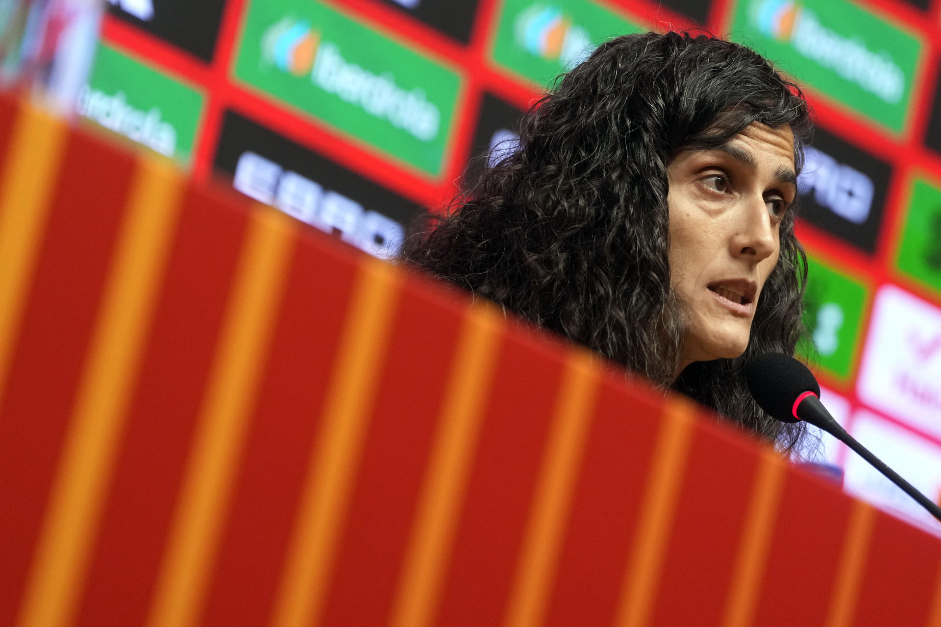 La seleccionadora española, Montse Tomé, durante la rueda de prensa que ha ofrecido en el RCDE Stadium para anunciar la convocatoria para disputar las dos últimas jornadas de la Liga de las Naciones ante Bélgica e Inglaterra, una lista de 25 jugadoras en la que de nuevo se han quedado fuera la portera del Real Madrid Misa Rodríguez y la atacante del Tigres mexicano Jenny Hermoso. EFE/Enric Fontcuberta