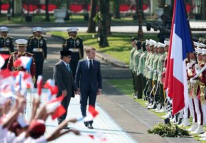 El presidente de Francia, Emmanuel Macron, en Yakarta junto a su homólogo indonesio, Prabowo Subianto.
EFE/EPA/ADI WEDA