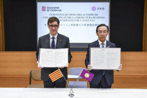 El presidente de la Generalitat, Salvador Illa, y el gobernador de Kioto, Nishiwaki Takatoshi, firmaron este jueves un acuerdo de colaboración entre ambos gobiernos con el fin de colaborar en políticas públicas, desarrollo económico, turismo y tecnologías de innovación.  EFE/ Edurne Morillo
