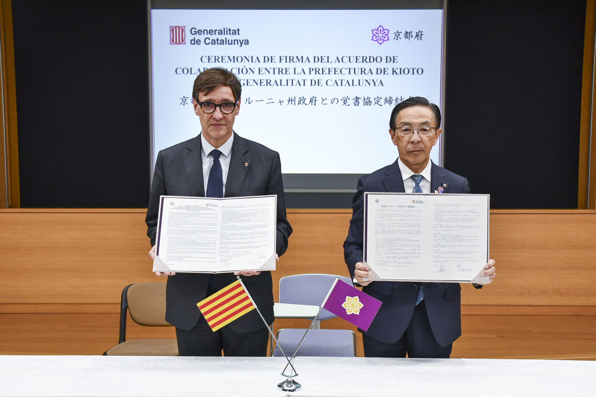 El presidente de la Generalitat, Salvador Illa, y el gobernador de Kioto, Nishiwaki Takatoshi, firmaron este jueves un acuerdo de colaboración entre ambos gobiernos con el fin de colaborar en políticas públicas, desarrollo económico, turismo y tecnologías de innovación.  EFE/ Edurne Morillo