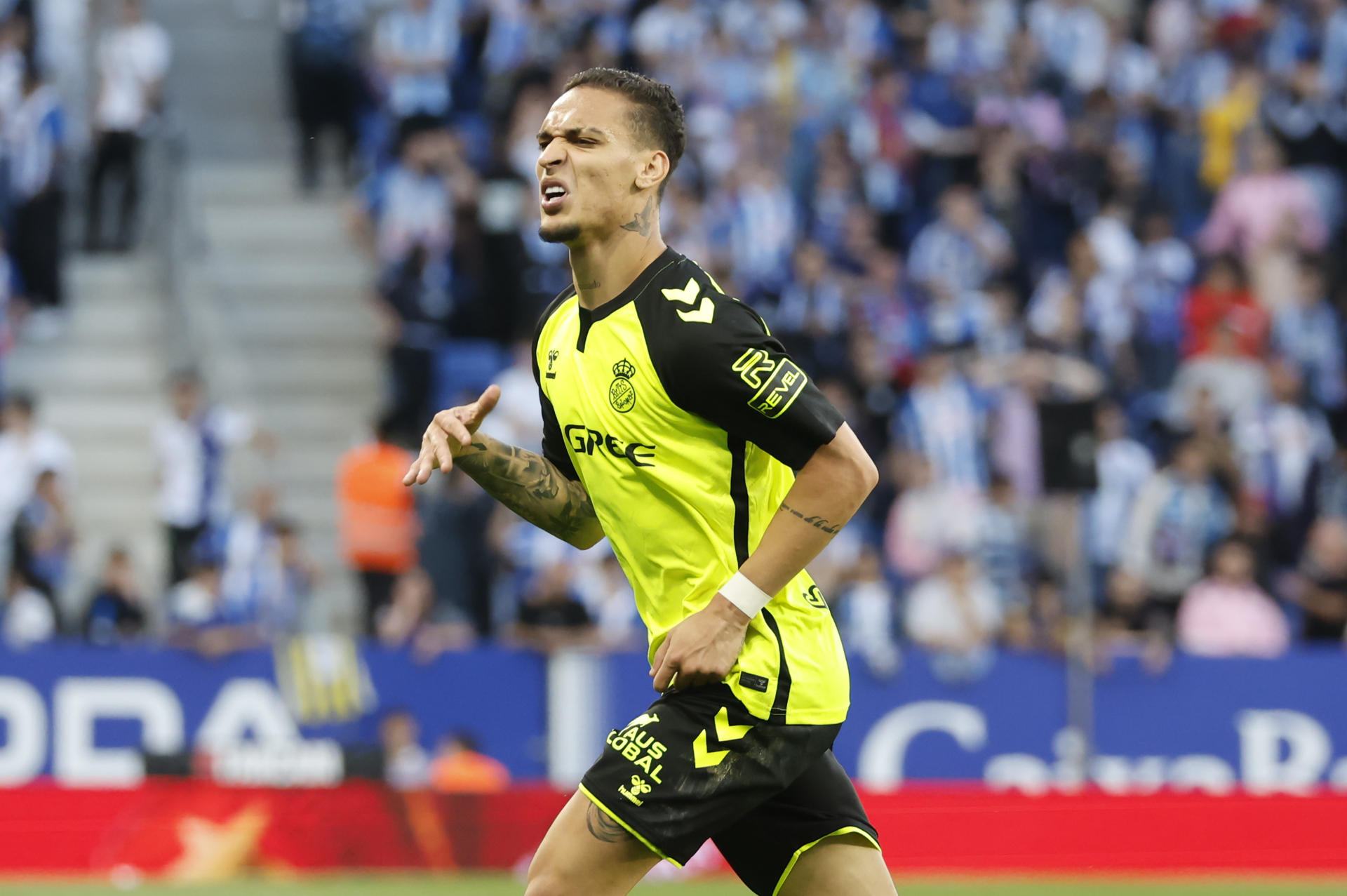 El delantero del Betis Antony dos Santos celebra tras marcar el segundo gol ante el Espanyol, durante el partido de la jornada 34 de LaLiga EA Sports que RCD Espanyol y Real Betis Balompié han disputado este domingo en el RCDE Stadium de Cornellá de Llobregat (Barcelona). EFE/Andreu Dalmau