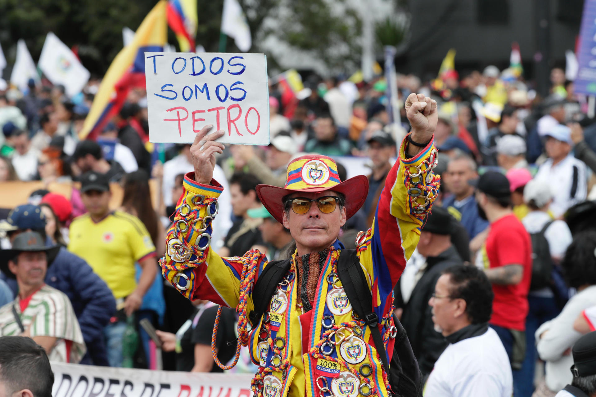 Integrantes de organizaciones sindicales acompañados de indígenas, se manifiestan durante la conmemoración del Día Internacional del Trabajo este jueves en Bogotá (Colombia). EFE/ Carlos Ortega