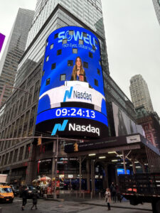 Foto de archivo de personas caminando frente a la sede de Nasdaq en Times Square, Nueva York (Estados Unidos). EFE/ Javier Otazu