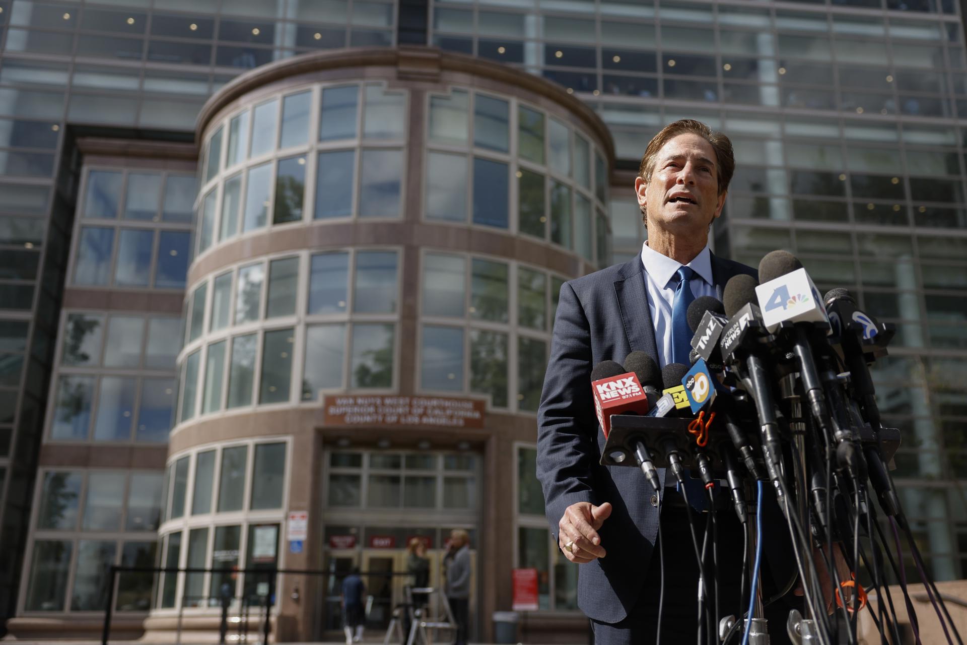 El fiscal de distrito del condado de Los Ángeles, Nathan Hochman, habla con los medios de comunicación mientras se desarrolla la audiencia de nueva sentencia en el juzgado de Van Nuys West en Los Ángeles, California, EE.UU., en el caso de los hermanos Lyle y Erik Menéndez. EFE/EPA/CAROLINE BREHMAN