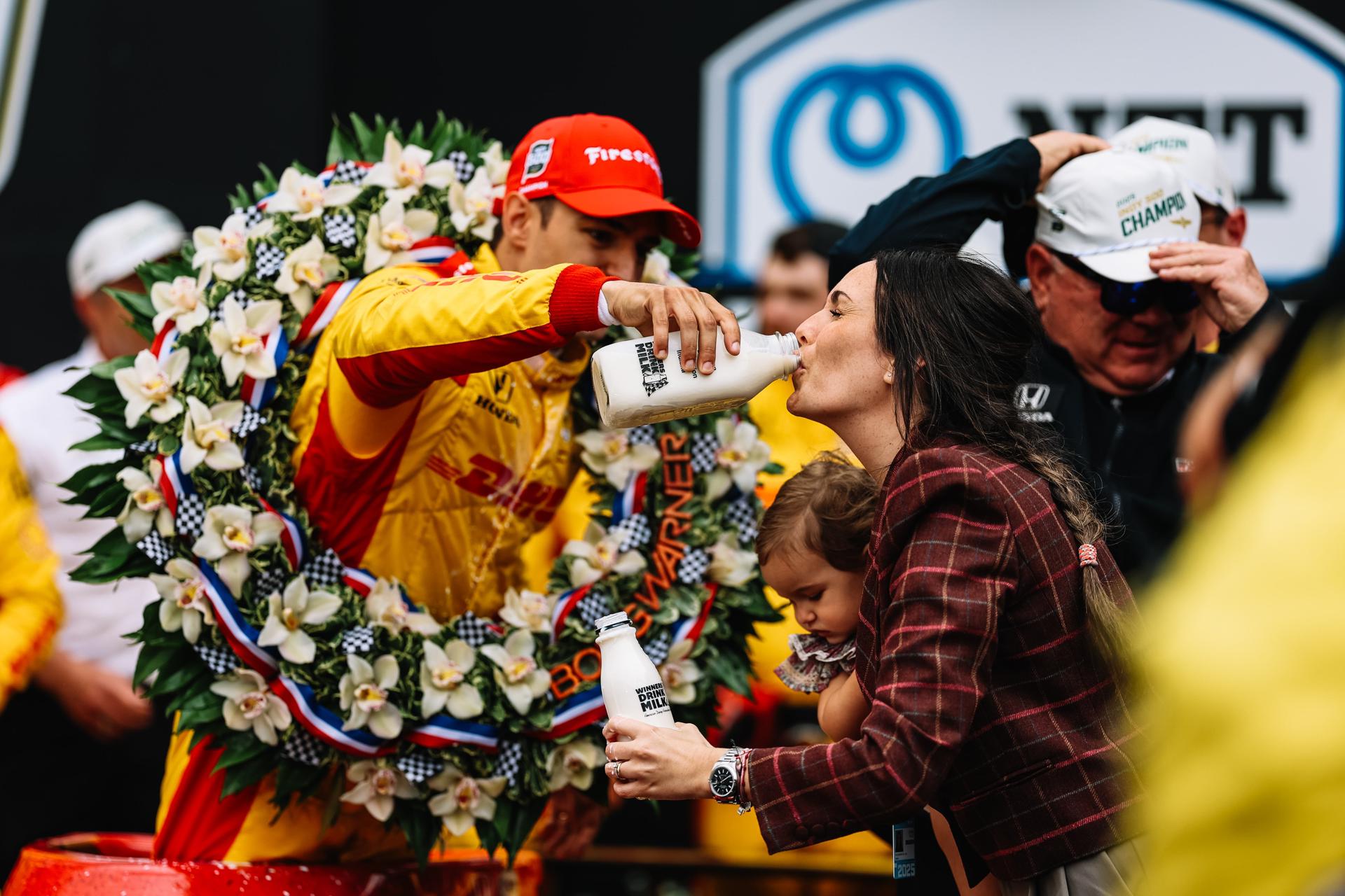 Fotografía cedida por IndyCar del piloto español Álex Palou celebrando junto a su esposa Esther Valle en el podio de las 500 Millas de Indianápolis. EFE/Joe Skibinski/IndyCar