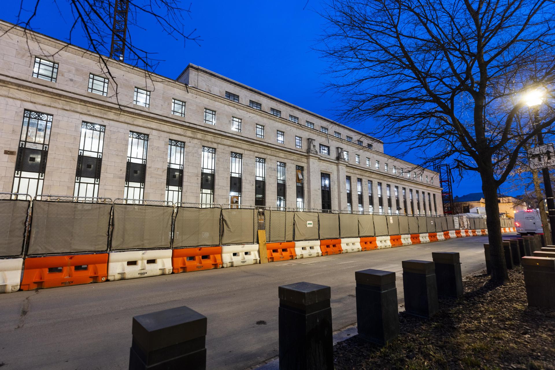 Fotografía de archivo del exterior de la Reserva Federal de EE.UU. EFE/JIM LO SCALZO