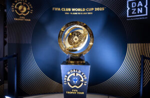 Fotografía que muestra el trofeo de la Copa Mundial de Clubes de la FIFA, este lunes en las instalaciones del estadio BBVA en la ciudad de Monterrey (México). EFE/Miguel Sierra