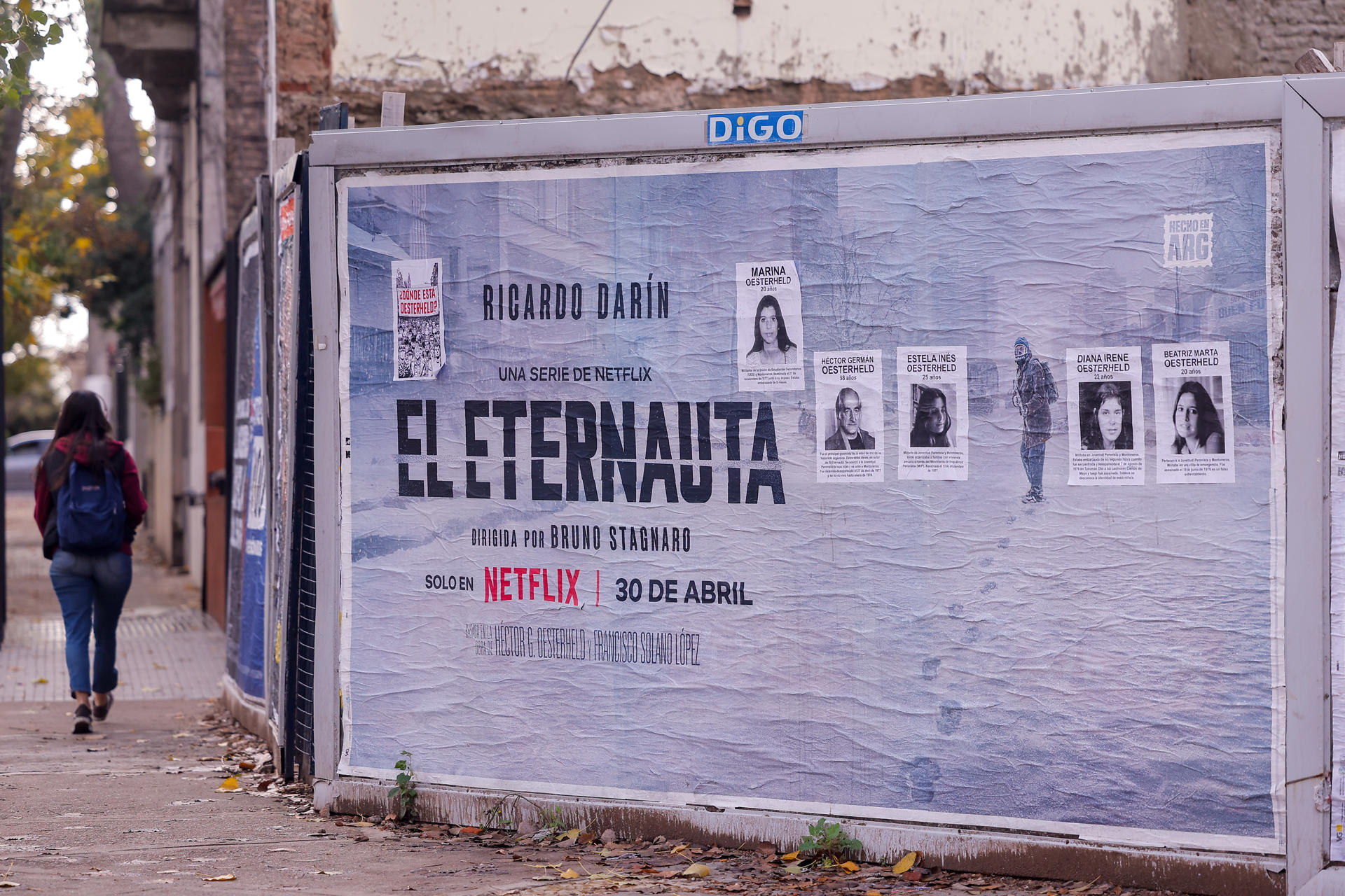 Fotografía de un cartel de la serie 'El Eternauta' intervenido por organizaciones de derechos humanos este miércoles, en Buenos Aires (Argentina). EFE/ Juan Ignacio Roncoroni