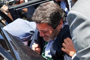 El líder del partido Chega, Andre Ventura, recibe ayuda al salir de un mitin de campaña después de sentirse enfermo antes de las elecciones legislativas, en Odemira, Portugal, el 15 de mayo de 2025.EFE/EPA/NUNO VEIGA