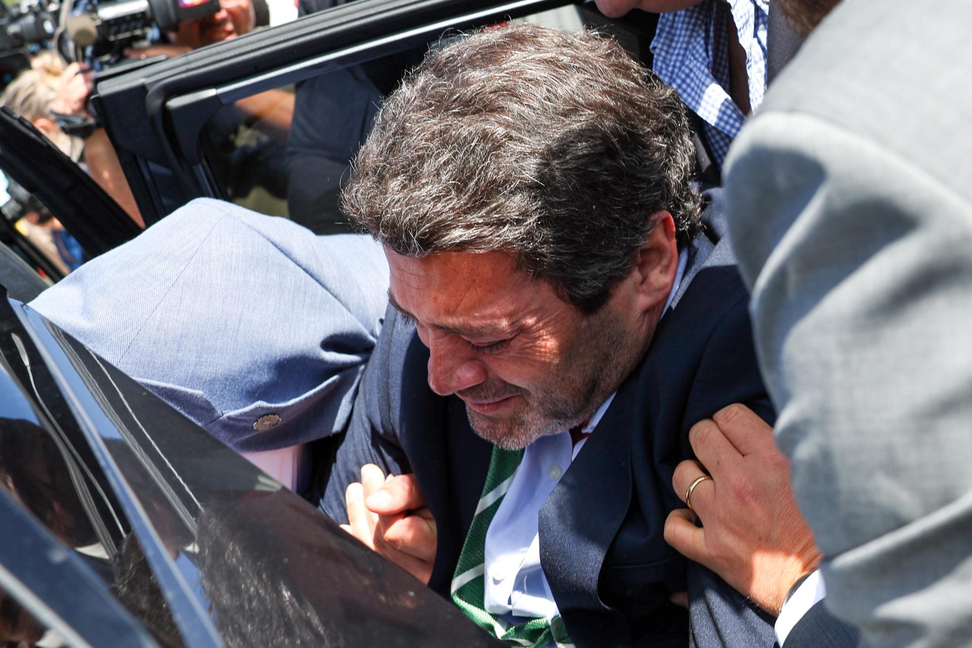 El líder del partido Chega, Andre Ventura, recibe ayuda al salir de un mitin de campaña después de sentirse enfermo antes de las elecciones legislativas, en Odemira, Portugal, el 15 de mayo de 2025.EFE/EPA/NUNO VEIGA