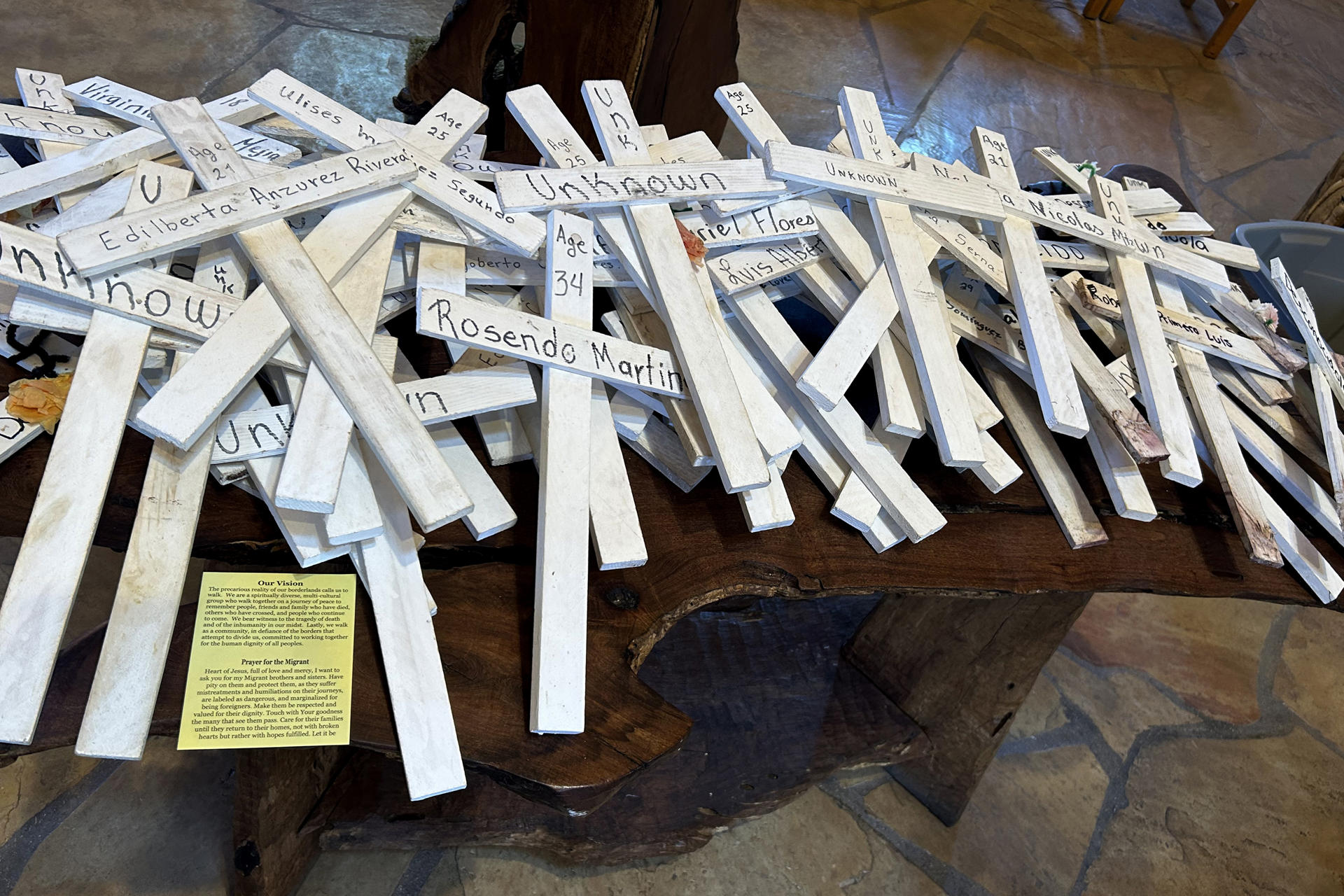 Fotografía de cruces de madera de color blanco en memoria de los migrantes fallecidos en la frontera, este lunes en Tucson (Estados Unidos). EFE/ María León
