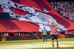 El defensa del Athletic Óscar de Marcos, durante el homenaje recibido antes del partido de la última jornada de LaLiga de fútbol que Athletic Club y FC Barcelona disputan este domingo en el estadio de San Mamés. EFE/Javier Zorrilla