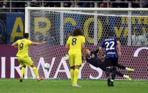 El jugador español del Lazio Pedro (I) logra el 2-2 durante el partido de la Serie Aque han jugado FC Inter y SS Lazio, en Milan, Italia. EFE/EPA/MATTEO BAZZI