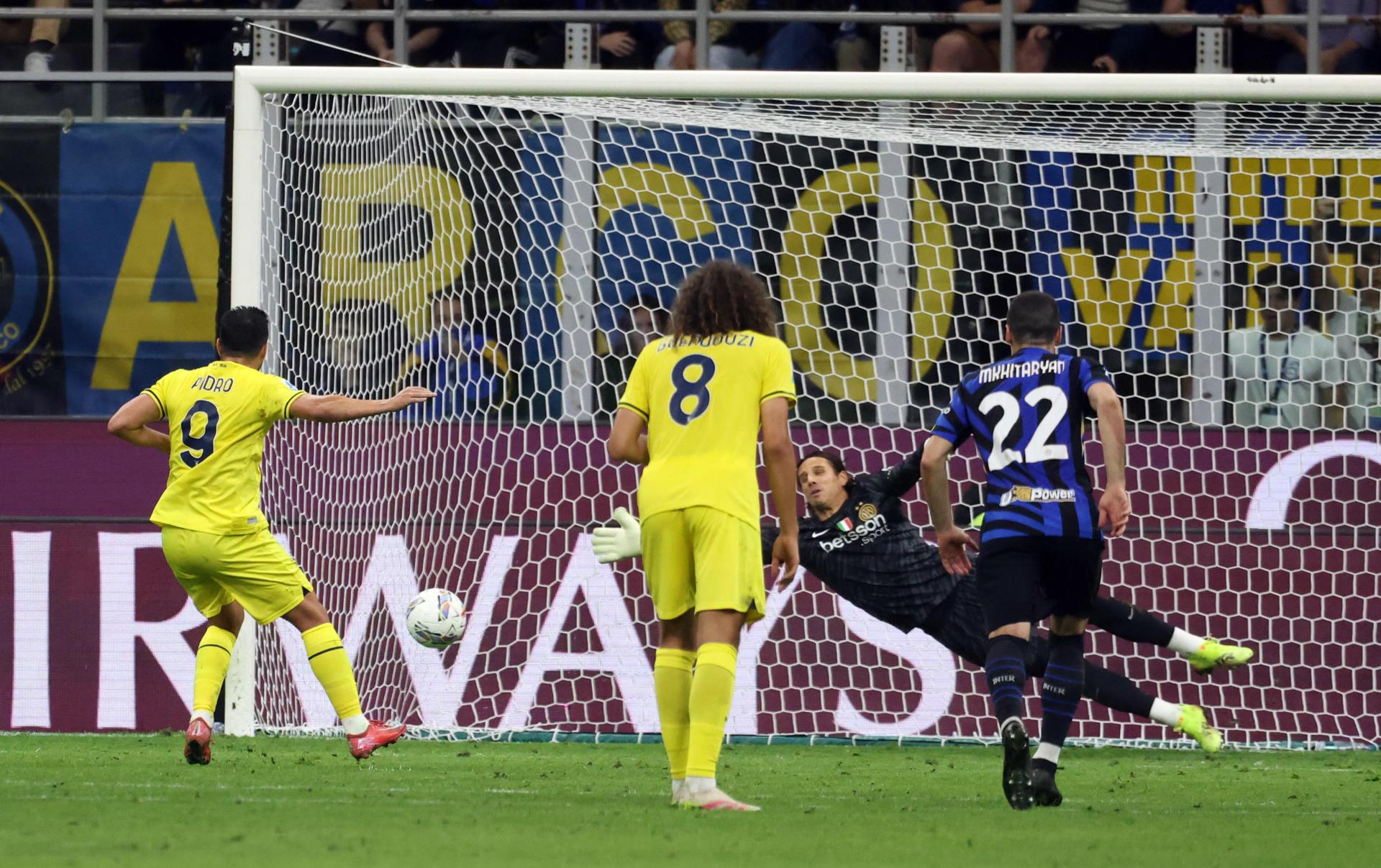 El jugador español del Lazio Pedro (I) logra el 2-2 durante el partido de la Serie Aque han jugado FC Inter y SS Lazio, en Milan, Italia. EFE/EPA/MATTEO BAZZI