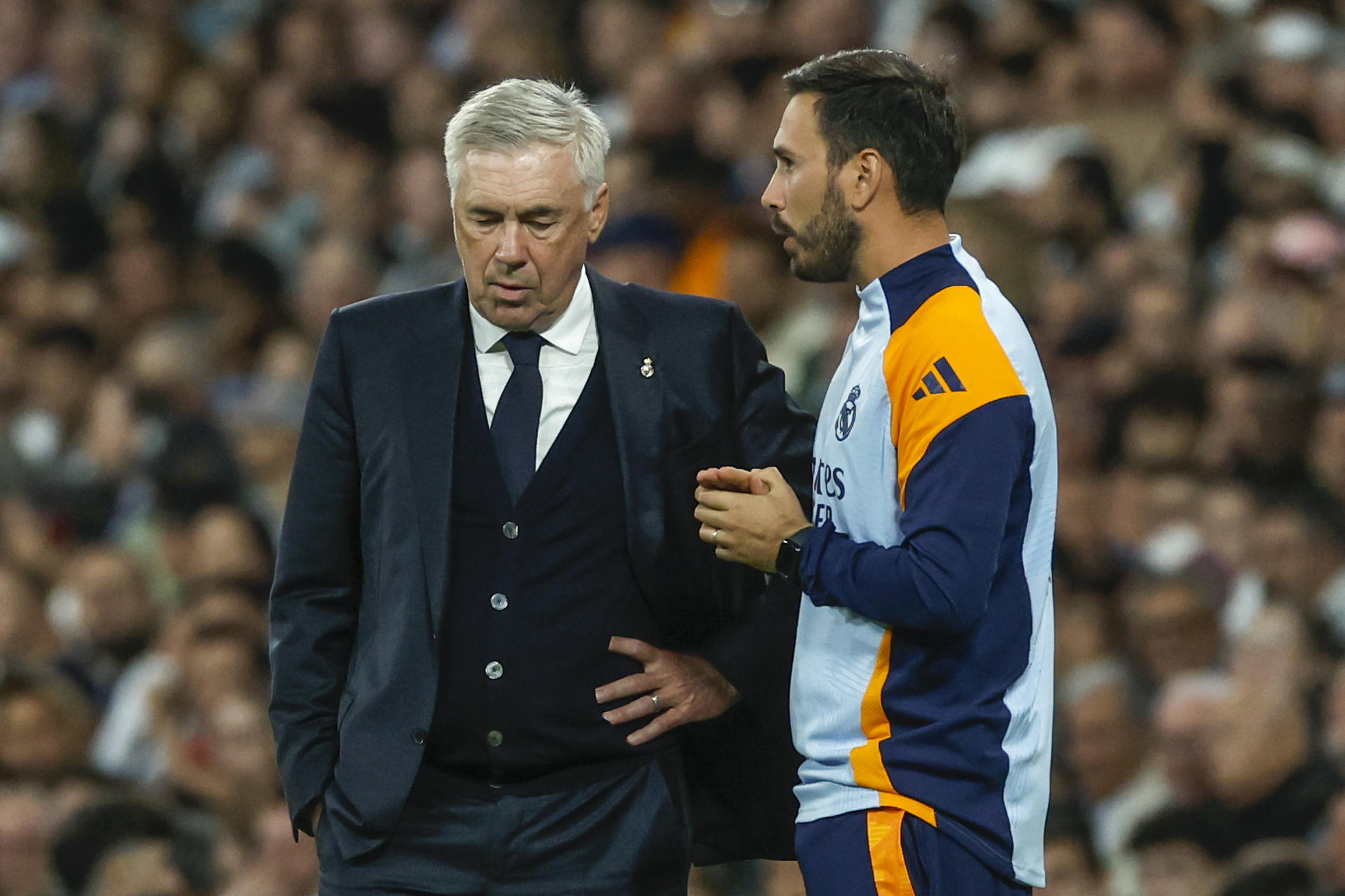 Foto de archivo del técnico italiano del Real Madrid, Carlo Ancelotti (i), y su segundo, su hijo Davide. EFE/Juanjo Martín