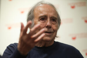 El cantante y compositor español Joan Manuel Serrat habla durante una entrevista este lunes, en la Ciudad de Guatemala (Guatemala). EFE/ Mariano Macz