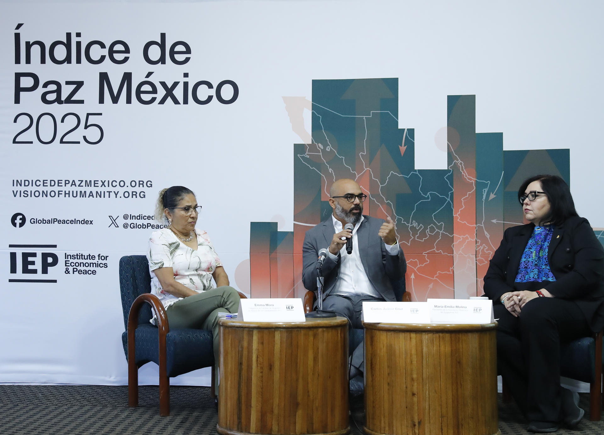 El director en México del Instituto para la Economía y la Paz, Carlos Juárez Cruz (c), acompañado de la representante de Familias de Acapulco en Busca de sus Desaparecidos A.C. Emma Mora (i), y la presidenta de la Asociación Mexicana de Juzgadoras A.C.Maria Emilia Molina (d), participan este martes durante la presentación del informe anual del costo de la violencia en México, celebrado en la Ciudad de México (México). EFE/Mario Guzmán
