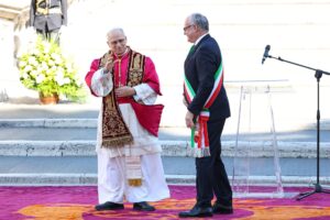 El papa León XIV recibe el homenaje de la ciudad de Roma y de su alcalde, Roberto Gualtieri, a los pies de la escalinata del Campidoglio, que conduce al Ayuntamiento. EFE/EPA/Alessandro di Meo
