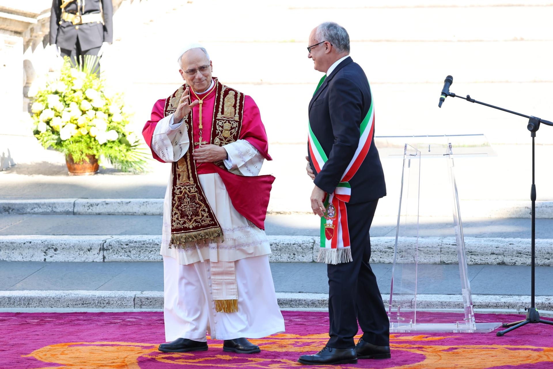 El papa León XIV recibe el homenaje de la ciudad de Roma y de su alcalde, Roberto Gualtieri, a los pies de la escalinata del Campidoglio, que conduce al Ayuntamiento. EFE/EPA/Alessandro di Meo