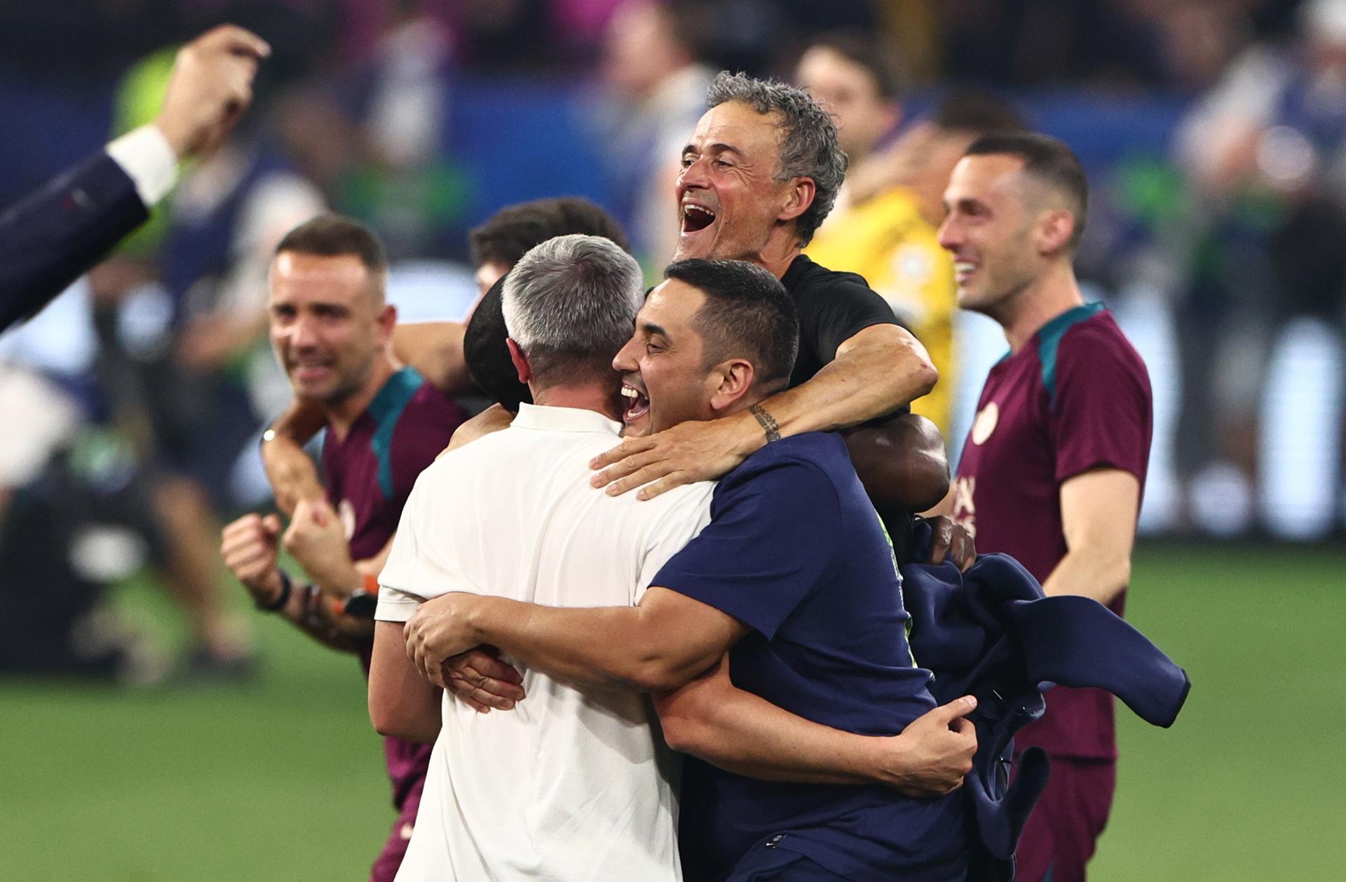 El cuerpo técnico del PSG tras la final de la UEFA Champions League entre Paris Saint-Germain e Internazionale Milano en Múnich, AlemaniaEFE/EPA/ANNA SZILAGYI