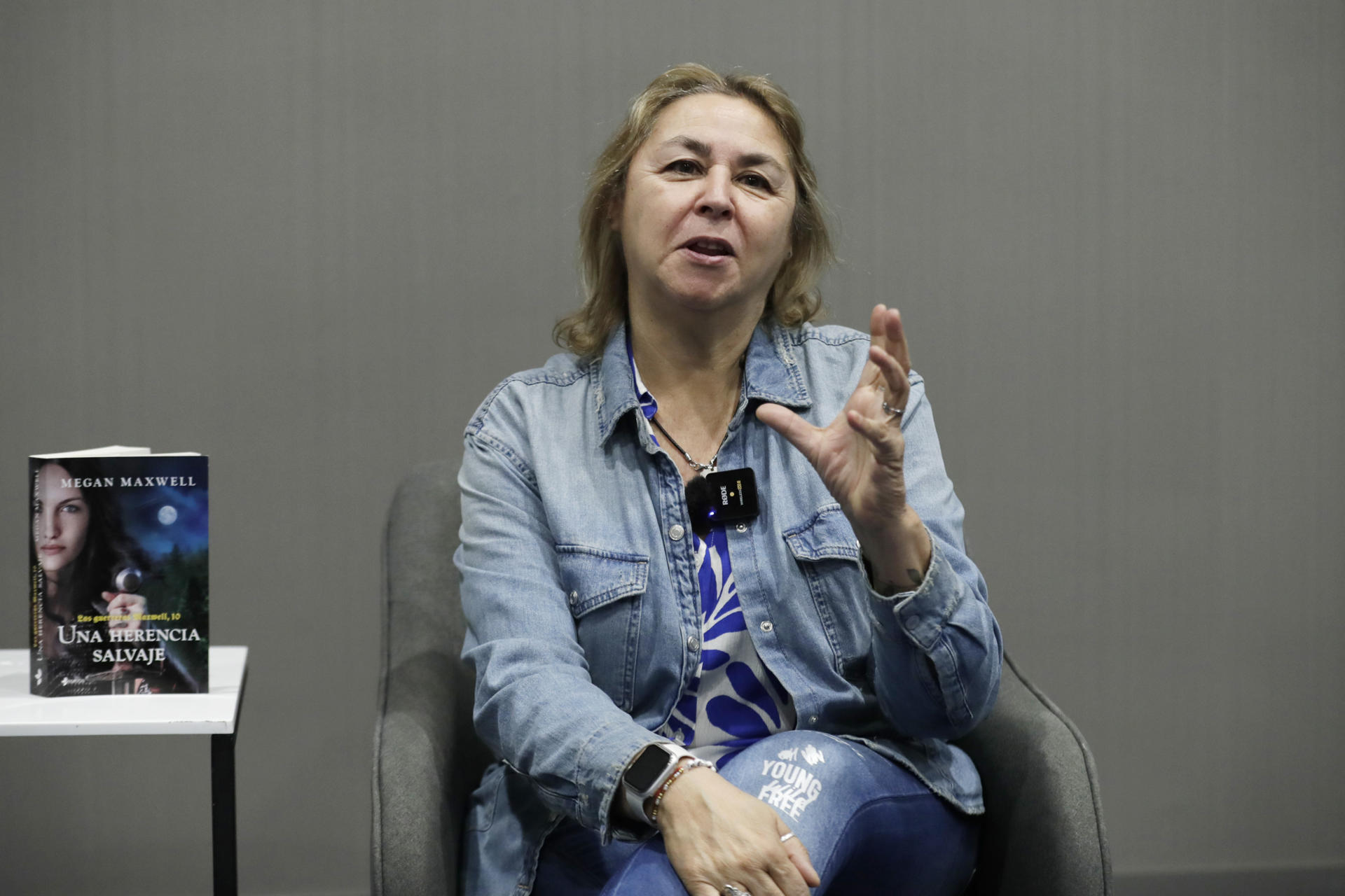 La escritora española Megan Maxwell habla durante una entrevista con EFE este viernes, en Bogotá (Colombia). EFE/ Carlos Ortega