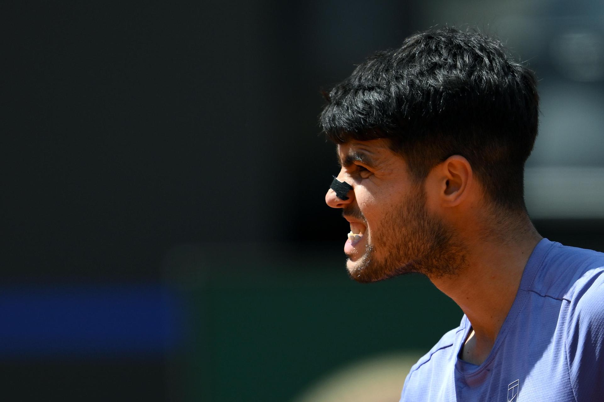 El tenista español Carlos Alcaraz durante el partido ante el ruso Karen Khachanov, correspondiente a  octavos de final del ATP Masters 1.000 de Roma EFE/ETTORE FERRARI