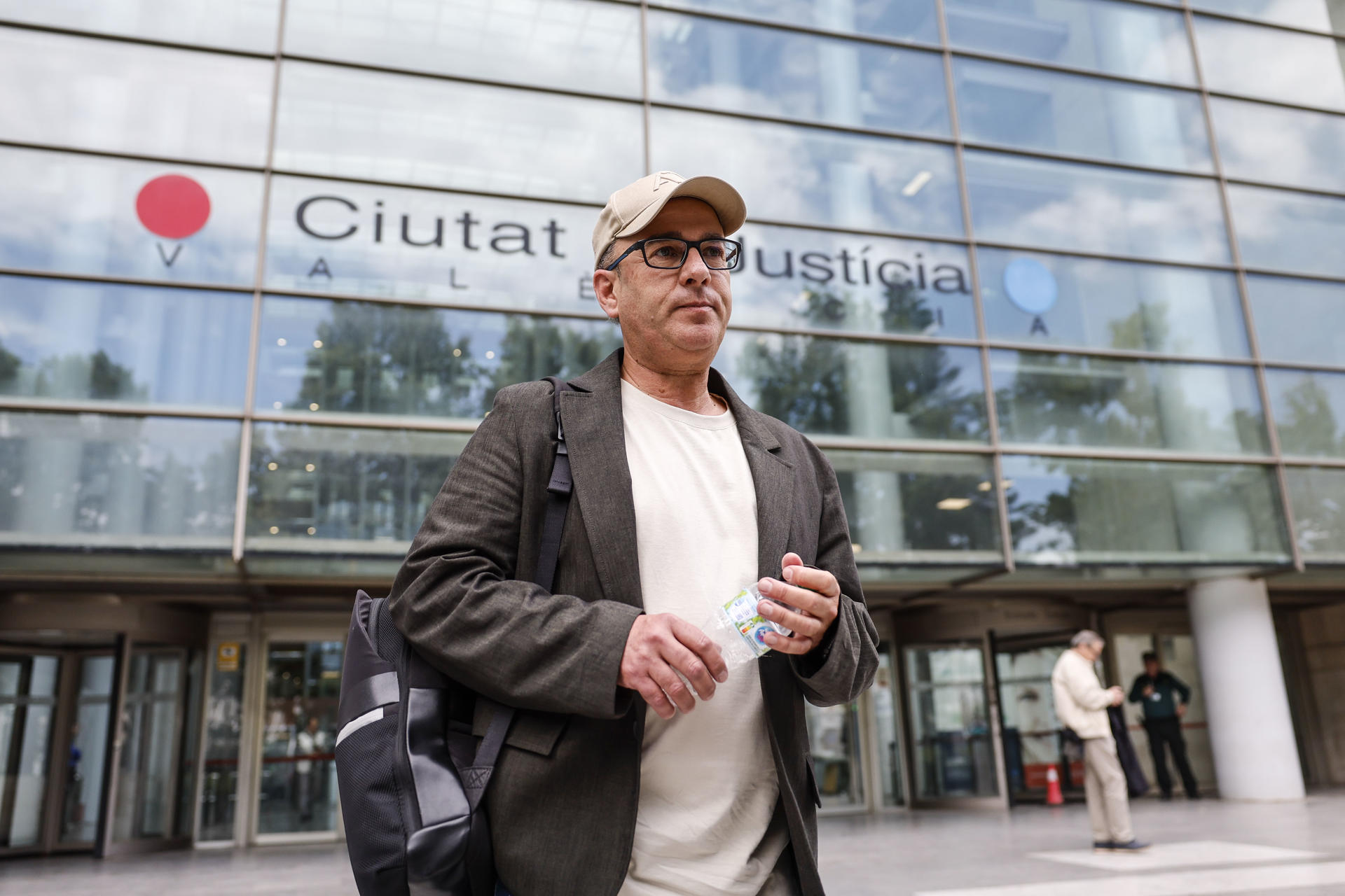 Francisco Vallés, ingeniero especialista en hidráulica de la Universitat Politècnica de València, a su salida de la Ciudad de la Justicia de València donde ha prestado declaración ante el Juzgado de Instrucción 3 de Catarroja (Valencia), que investiga la gestión de la dana del 29 de octubre. EFE/ Ana Escobar