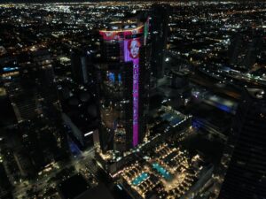Fotografía cedida por World Satellite Television News que muestra el rascacielos Paramount Miami Worldcenter con la imagen de la artista Gloria Estefan en Miami (Estados Unidos). EFE/ World Satellite Television News