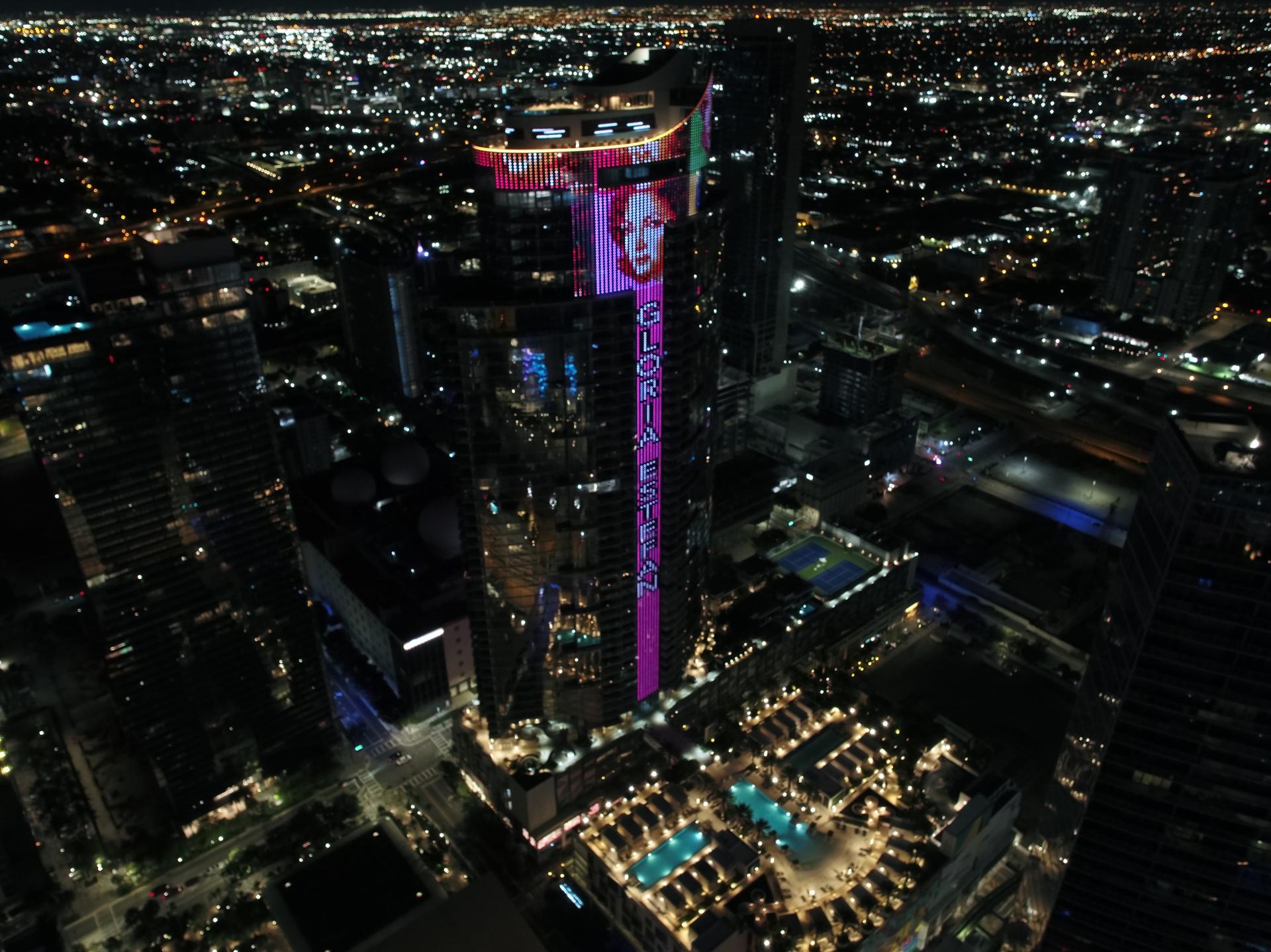 Fotografía cedida por World Satellite Television News que muestra el rascacielos Paramount Miami Worldcenter con la imagen de la artista Gloria Estefan en Miami (Estados Unidos). EFE/ World Satellite Television News