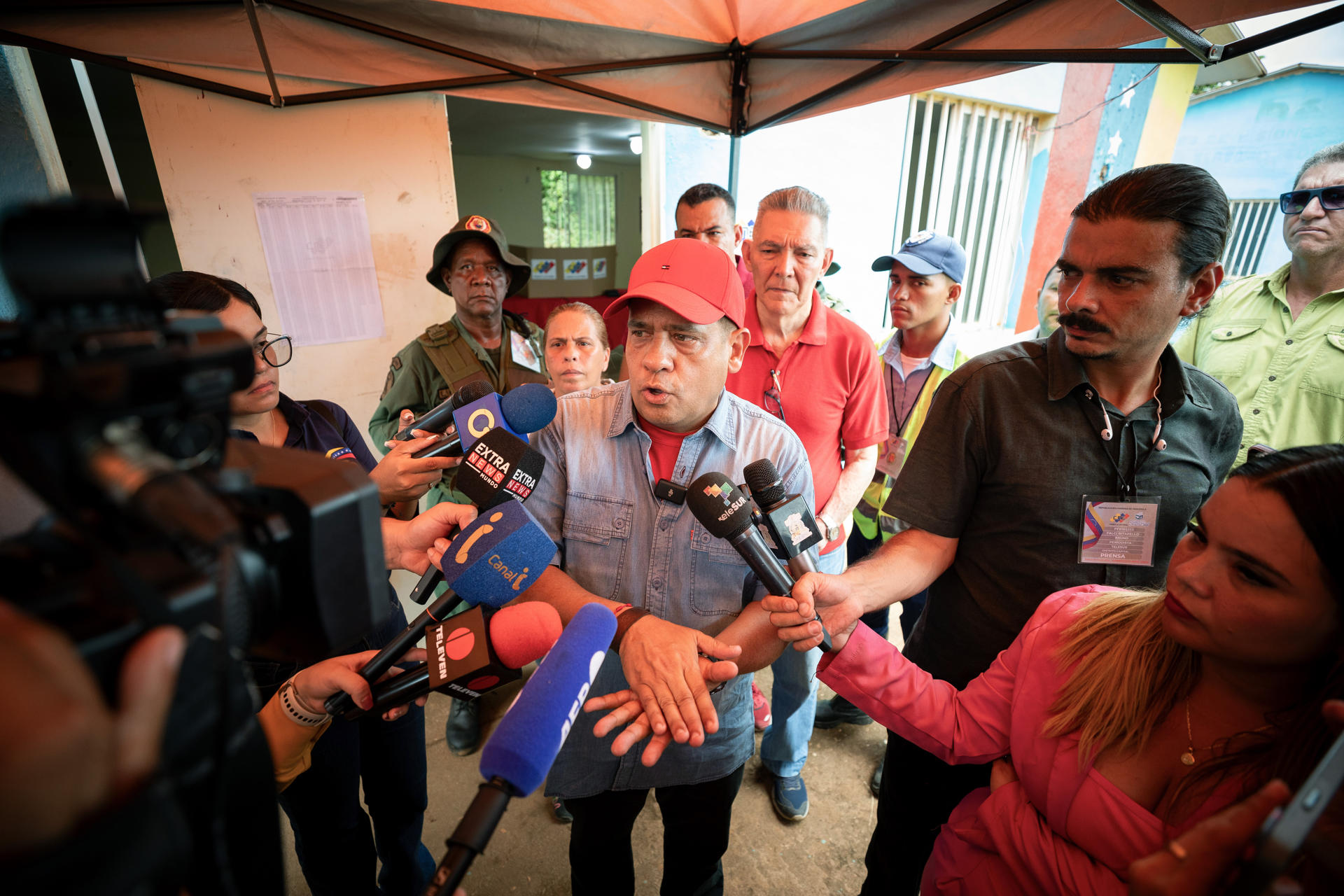 El candidato chavista a la Gobernación del recién creado estado venezolano de la Guayana Esequiba, Neil Villamizar, habla con la prensa después de votar este domingo en Dalla Costa (Venezuela). EFE/ Rayner Peña R