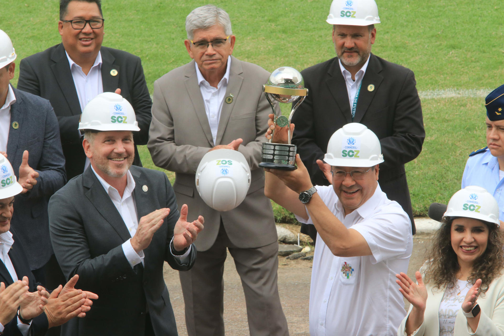 El presidente de Bolivia, Luis Arce (d), levanta una réplica del trofeo de la Copa Sudamericana junto al presidente de la Conmebol, Alejandro Domínguez (i), en Santa Cruz (Bolivia). EFE/Juan Carlos Torrejón